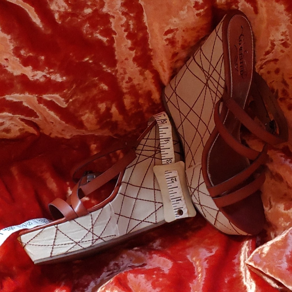 Platform Sandals - Picture 2 of 4